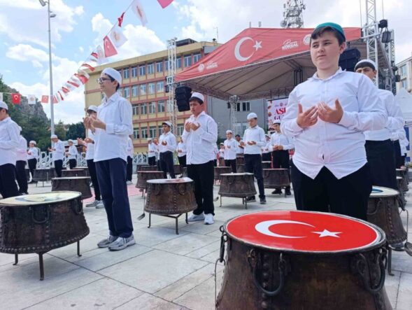 hatimle-pisirilen-asureler-vatandaslara-dagitildi_d86cbff8fb8a
