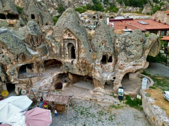 3-bin-yillik-frig-vadisi-yaz-sezonunda-ziyaretci-akinina-ugruyor_453a3d3f45e5