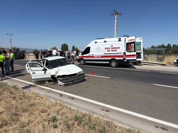 bariyerlere-carpan-otomobilde-6-kisi-yaralandi_d6ca4fbd8c77