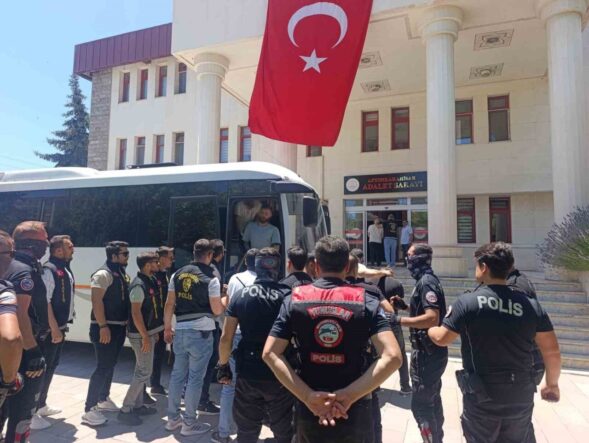 durak-baskani-cinayetinde-yakalanan-18-kisi-adliyeye-sevk-edildi_79750518c4a2