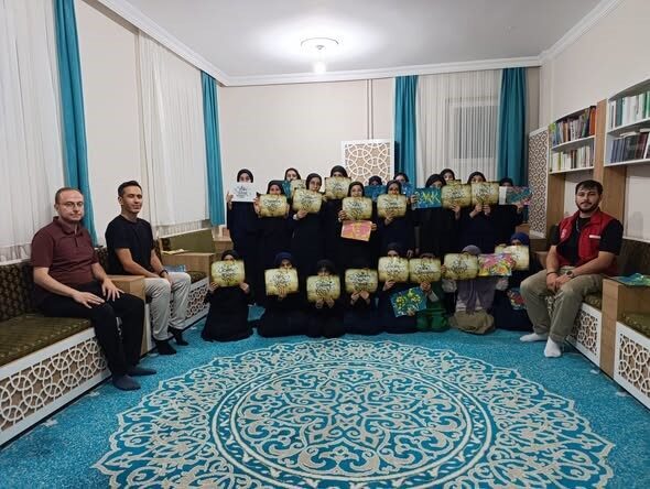 emirdagda-aziziye-kiz-hafizlik-kuran-kursu-ogrencilerine-ebru-sanati-ve-kaligrafi-etkinligi-ilgi-gordu_a9c4889b5764