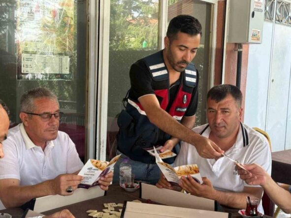 jandarma-vatandaslari-dolandiricilik-konusunda-bilgilendirdi_5fe08a683b13