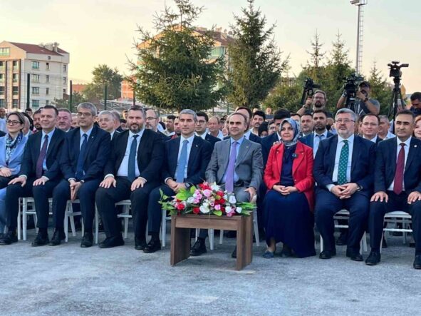 bakan-kacir-herkes-kendine-yakisani-yapar-birilerinin-neler-yaptiklarini-biliyorsunuz-takip-ediyorsunuz_c856ca610c8e