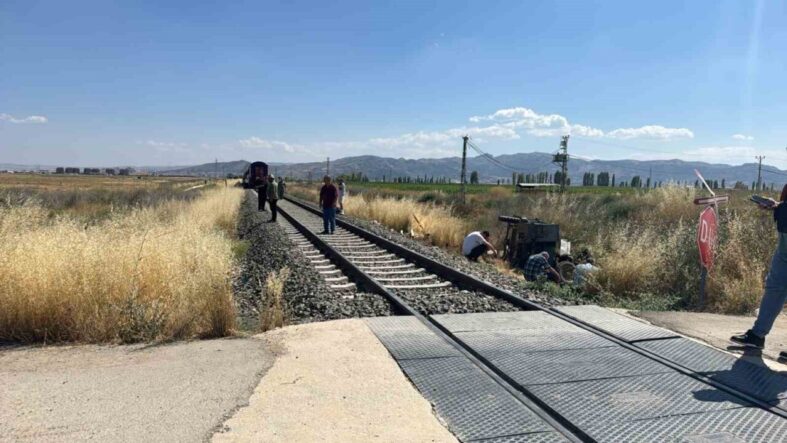 hemzemin-gecitte-tren-pat-pata-carpti-1-olu-2-yarali_6c1537851a8d