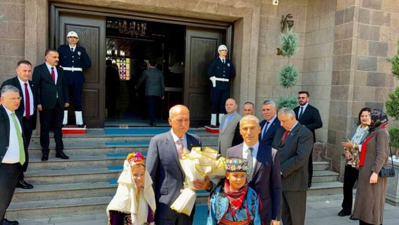 tbmm-baskani-kurtulmus-vali-aktasi-ziyaret-etti_56bd7b2cc731