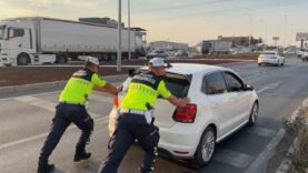 yolda-kalan-surucunun-imdadina-trafik-jandarmasi-yetisti_662929761662