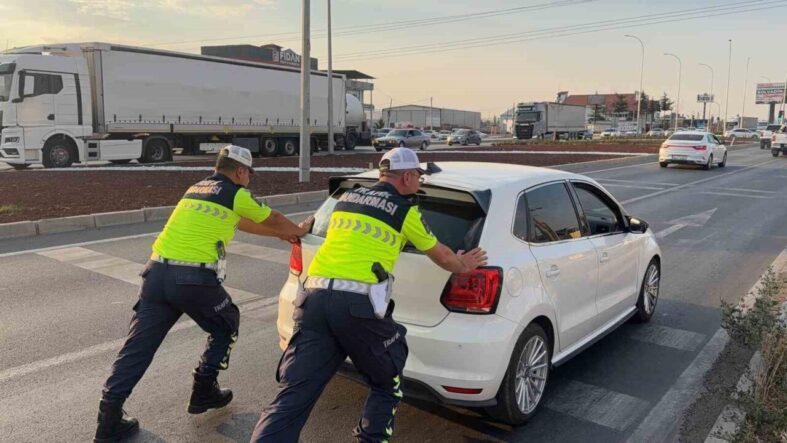 yolda-kalan-surucunun-imdadina-trafik-jandarmasi-yetisti_662929761662