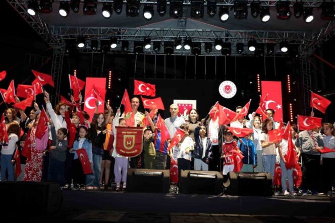 zafer-coskusu-bando-ve-halk-oyunlari-gosterileri-ile-taclandi_409c1b10e815
