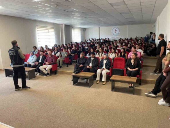 universite-ogrencilerine-bagimlilikla-mucadele-egitimi-verildi_c0d307d0860b
