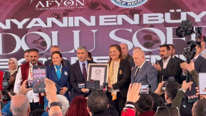 afyonkarahisar-dunyanin-en-buyuk-anadolu-sofrasi-ile-guinness-rekorlar-kitabina-girdi_d40b919ac476
