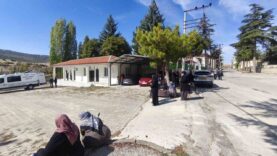 cenazeye-gelen-yaslilar-gunes-altinda-kaldi_6556f105813c