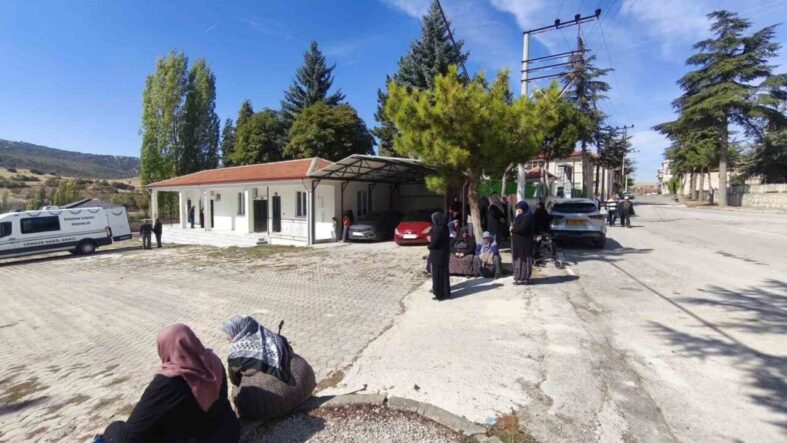 cenazeye-gelen-yaslilar-gunes-altinda-kaldi_6556f105813c