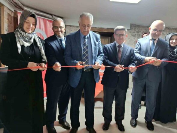 hafizlik-ogrencileri-gecmisten-bir-iz-sergisi-acti_ef4ce99a1e2b