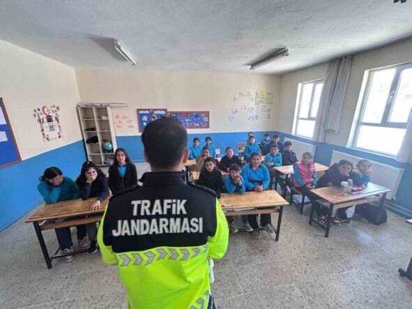 jandarma-ogrencilere-trafik-egitimi-verdi_7b514645c0b8