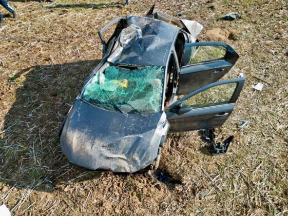 kagit-gibi-ezilen-otomobilden-sans-eseri-yarali-cikti_448ca85ae0ed