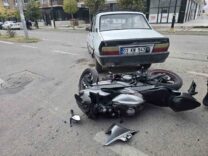 otomobille-carpisan-motosiklet-surucusu-yaralandi_b62ce0f9ecfe