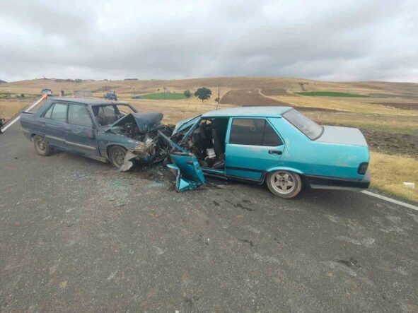 otomobillerin-kafa-kafaya-carpistigi-kazada-5-kisi-yaralandi_8af4fc0f2184