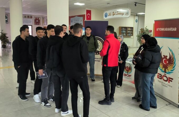 polis-ekipleri-universite-ogrencilerini-bilgilendirdi_bda73181bec8
