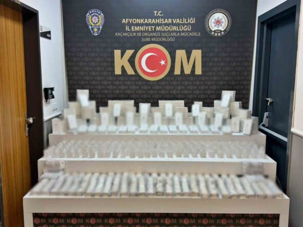 polis-kacak-cep-telefonu-aksesuarlari-ele-gecirdi_e6e455101679