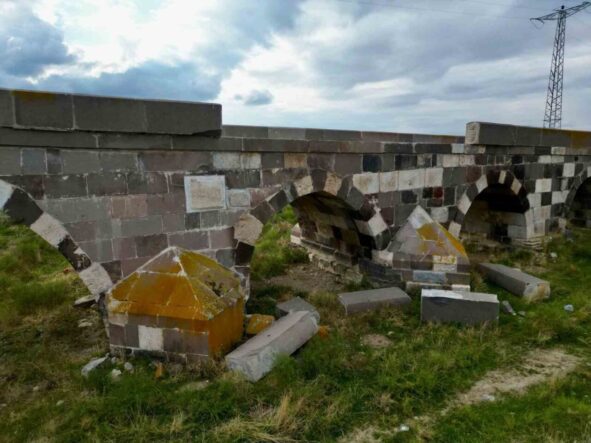tarihe-tanik-kirkgoz-koprusundeki-bakimsizlik-ve-tahribat-yurek-yakiyor_4a275818338e
