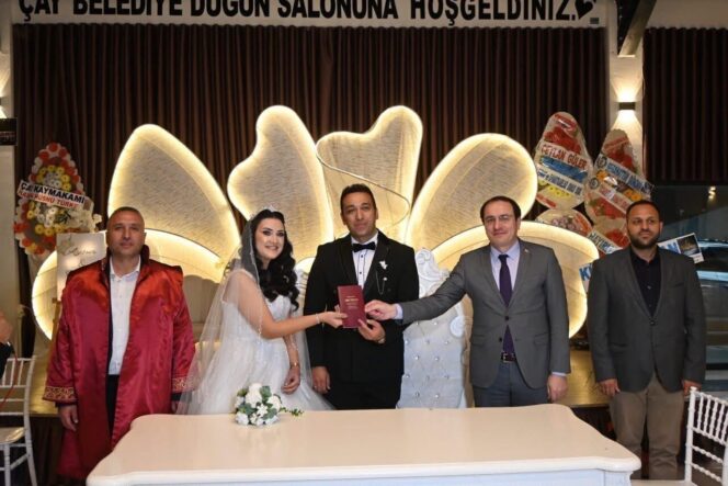 tekin-ciftinin-nikahlarini-kaymakam-turker-kiydi_ba8797b964bd