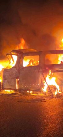 tira-arkadan-carpan-minibusun-surucusu-yanarak-can-verdi_43776322d054