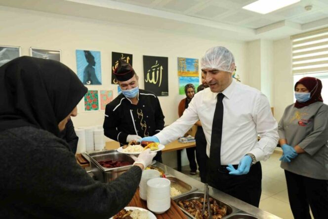 vali-aktas-yasli-vatandaslara-elleriyle-yemek-ikrami-yapti_4c050b4694ab