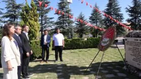 CHP-Afyon Çelenk sunumu (3)