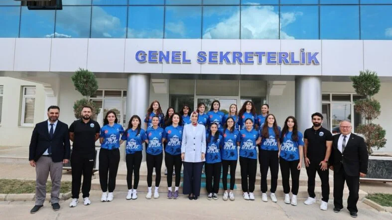 Vali Yiğitbaşı voleybol takımı ile bir araya geldi (2)