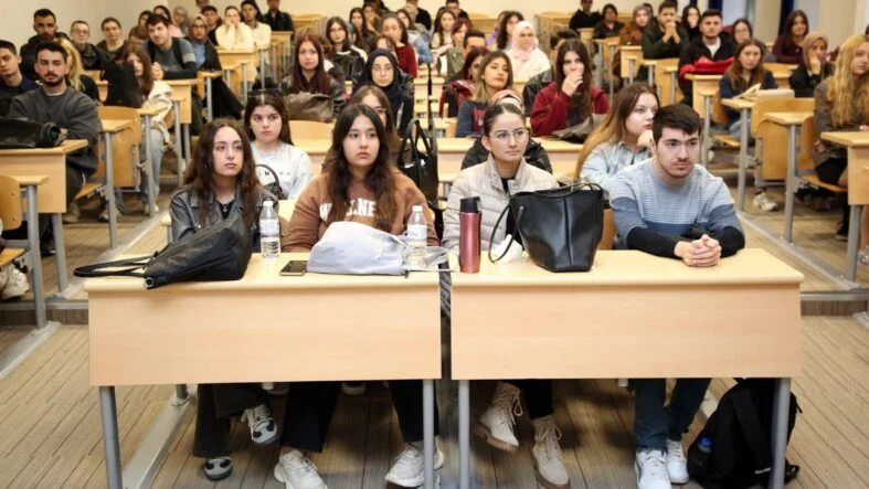 AKÜ oryantasyon eğitim