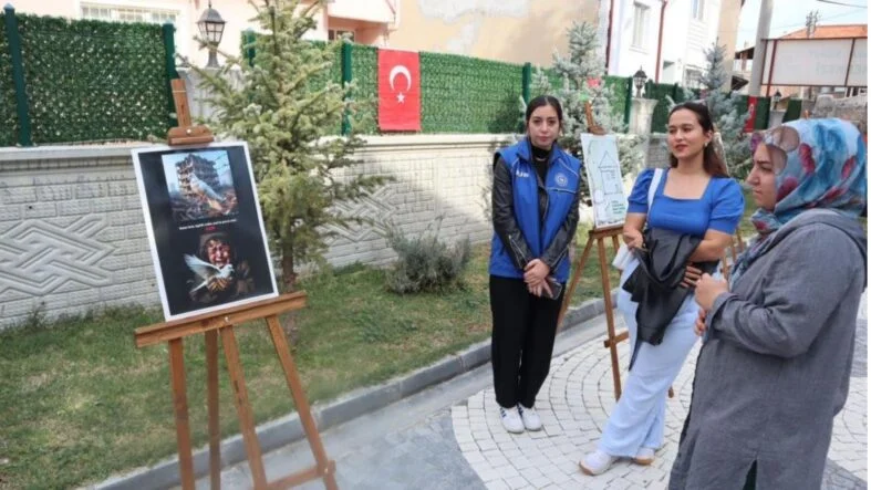 Gazze'deki dramı afişlerle anlattılar