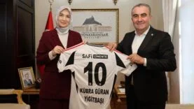 Vali Yiğitbaşı BJK forması hediye