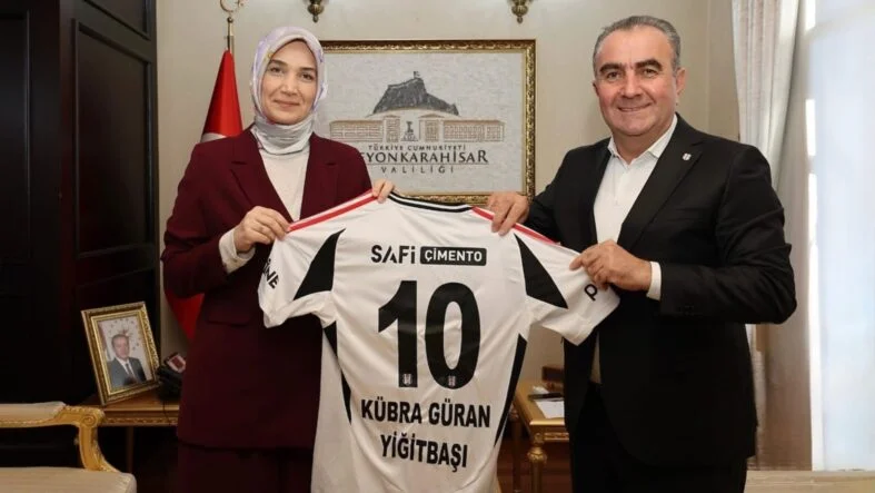 Vali Yiğitbaşı BJK forması hediye