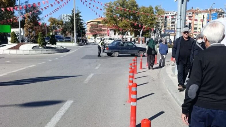 kadın polis aracı itti
