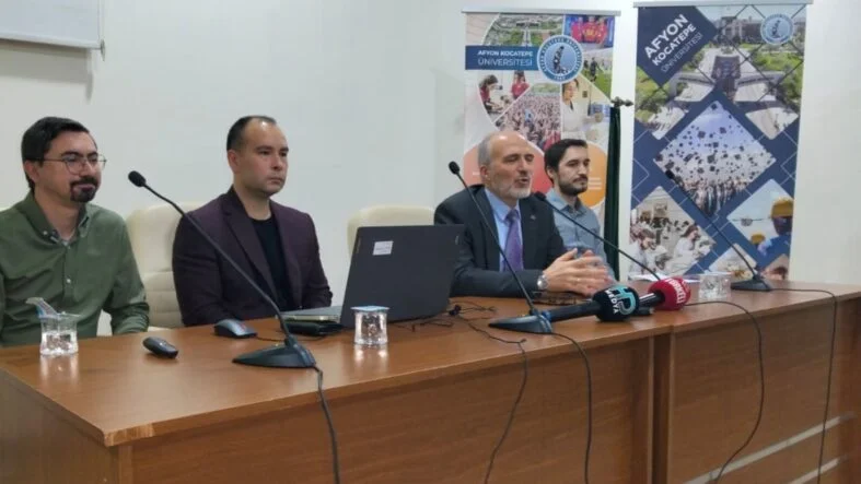 AKÜ konferans