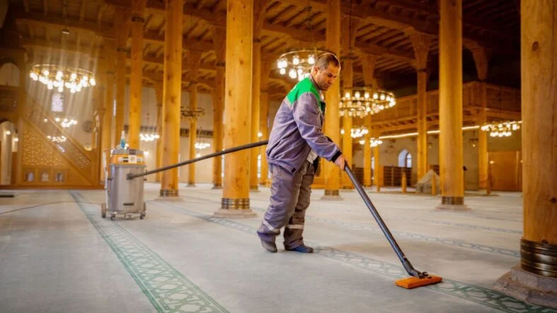 Regaib Kandili öncesi cami temizlik