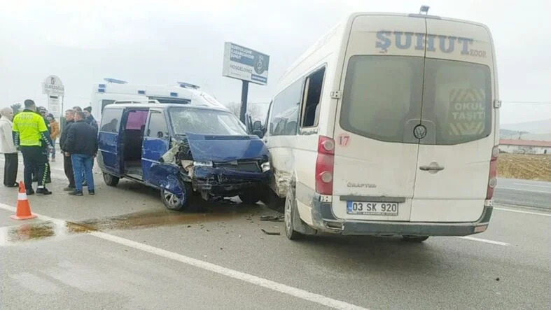 minibüsler çarpıştı