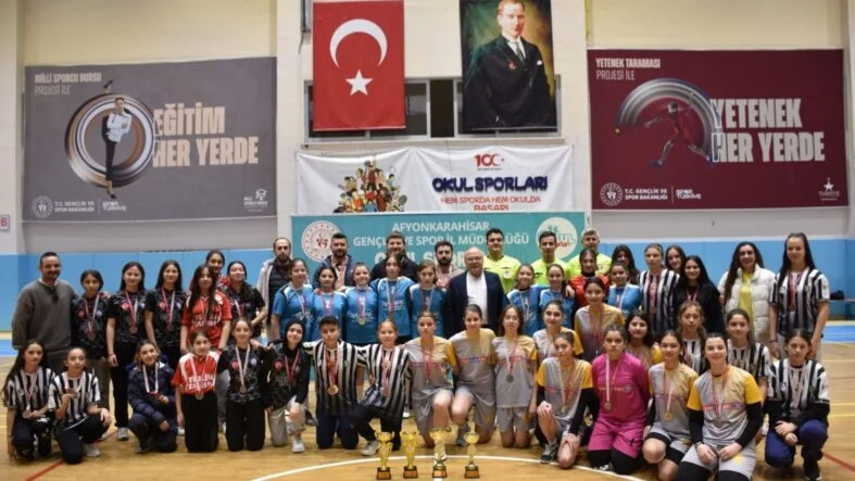 kızlar futsal