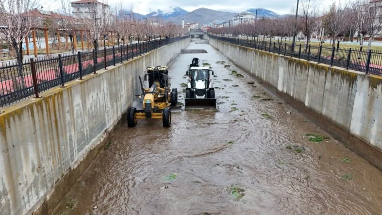 Sandıklı kanal temizliği
