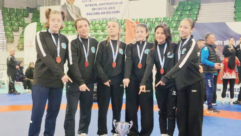 Taşoluk Belediye spor Kulübü güreşçiler