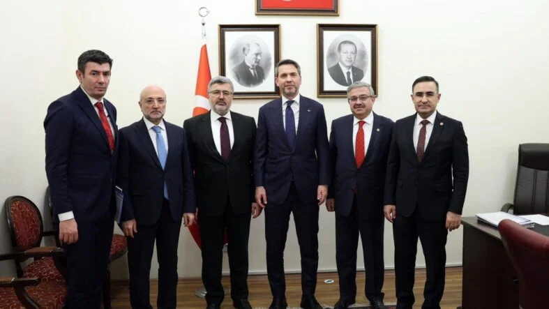 Bakan Bayraktar'a ziyaret