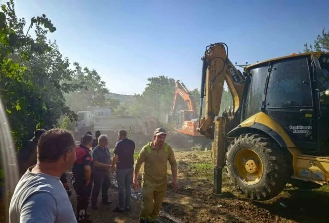 YANGINDA BİN BALYA SAMAN VE TRAKTÖR ALEVLERE TESLİM OLDU
