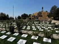 ÖĞRENCİLER 510 ŞEHİT MEZARININ TAŞINI OKUL ATÖLYESİNDE YAPIP MEZARLARI YENİLEDİLER